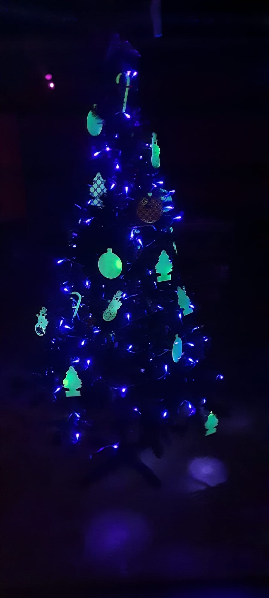 Showpiece Custom Glow In The Dark Christmas Tree Ornaments And Black Lights